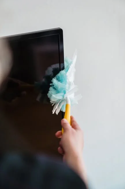 Un couple emploie du papier bulle pour protéger une chaise pendant qu’il emballe sa maison en vue d’un déménagement.